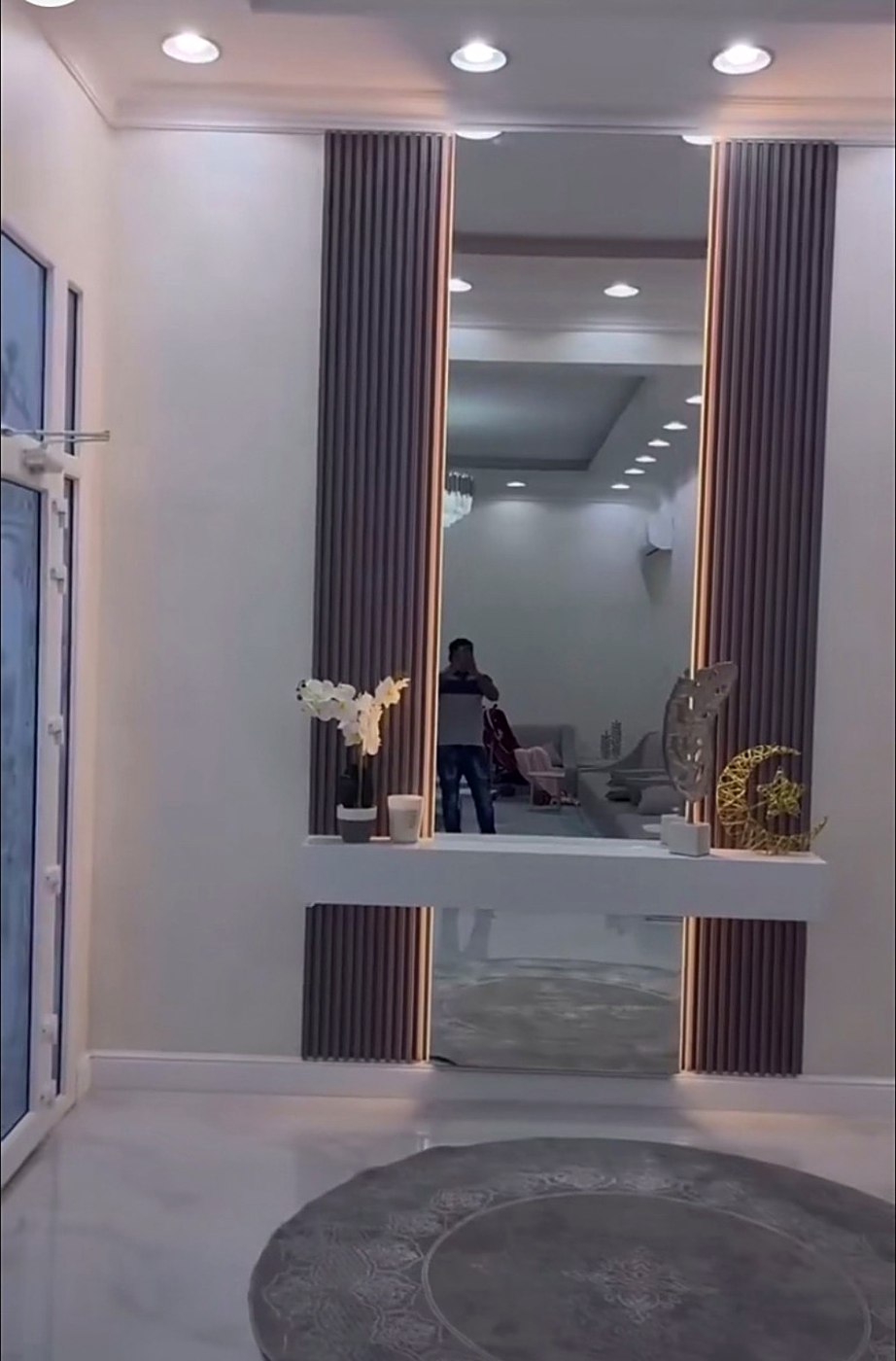 Console mirror installation
