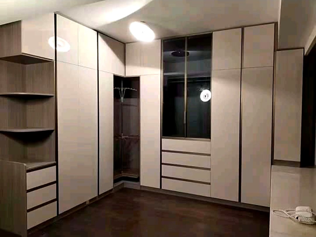 Wardrobe with mirrored panel
